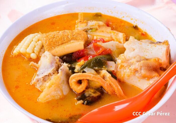 Festival de la Sopa más Rica de Managua impulsa emprendimientos y tradición gastronómica Se realizó la primera edición del Festival de la Sopa más Rica de Managua con la participación de 18 emprendedores, en el Anfiteatro Comandante Tomás Borge, con el objetivo de promover el emprendimiento local y rescatar la identidad cultural y gastronómica de la capital. El evento reunió a familias y protagonistas de la cocina tradicional nicaragüense. La actividad fue organizada por la Alcaldía de Managua, INTUR, la Comisión Nacional de Economía Creativa e INATEC, junto a mercados y distritos de la capital. En esta primera edición se entregaron premios de 5 mil, 4 mil y 3 mil córdobas a los tres primeros lugares, como incentivo a la labor culinaria de los participantes. Los asistentes pudieron disfrutar de una amplia variedad de sopas típicas como sopa de gallina india, sopa de res, sopa marinera, sopa de mondongo y otras especialidades, además de postres y dulces a precios accesibles. Las autoridades destacaron que este tipo de eventos dinamiza la economía local y promueve las tradiciones vivas del país.