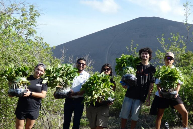 MARENA impulsa reforestación con 2,700 plantas en León y Managua