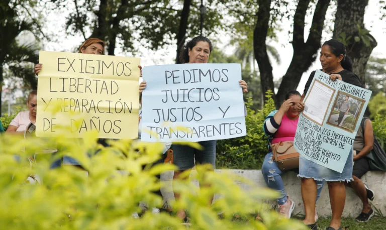 Madres salvadoreñas reclaman información sobre familiares detenidos desde 2022*