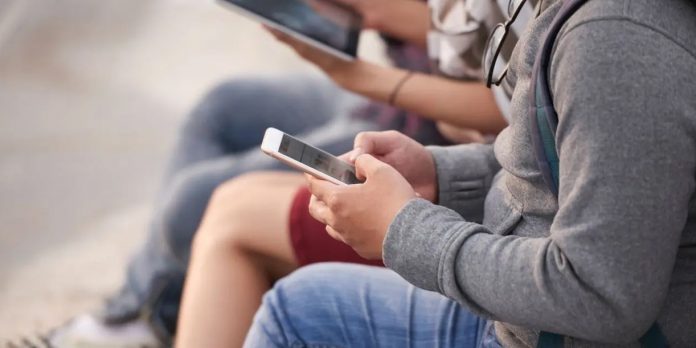 Malasia restringe acceso de menores de 16 años a redes sociales