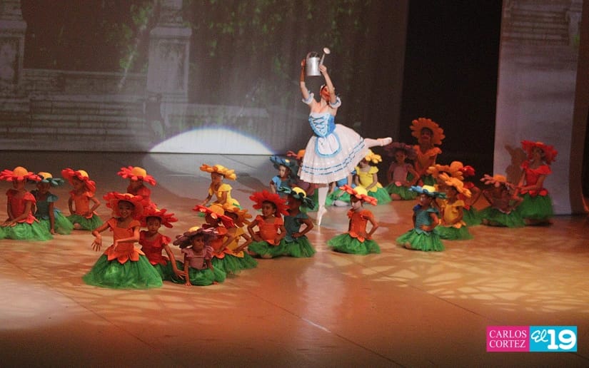 Niños disfrutan de la obra Blancanieves