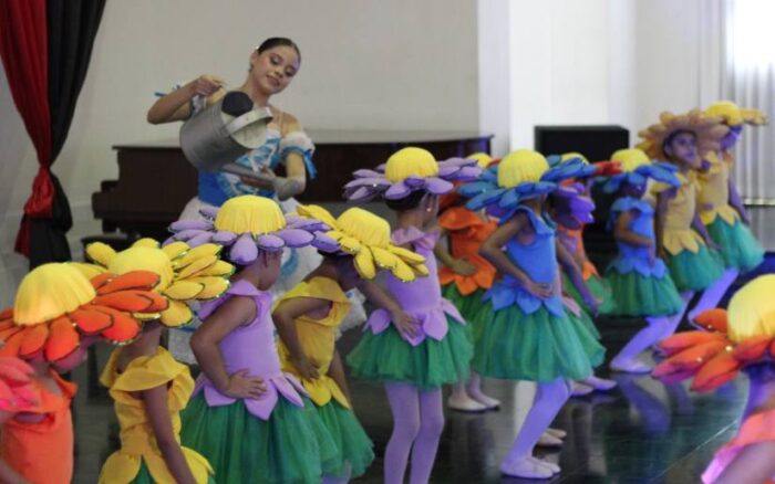 Niños de la Escuela Nacional de Ballet brillan con la Suite de Blancanieves