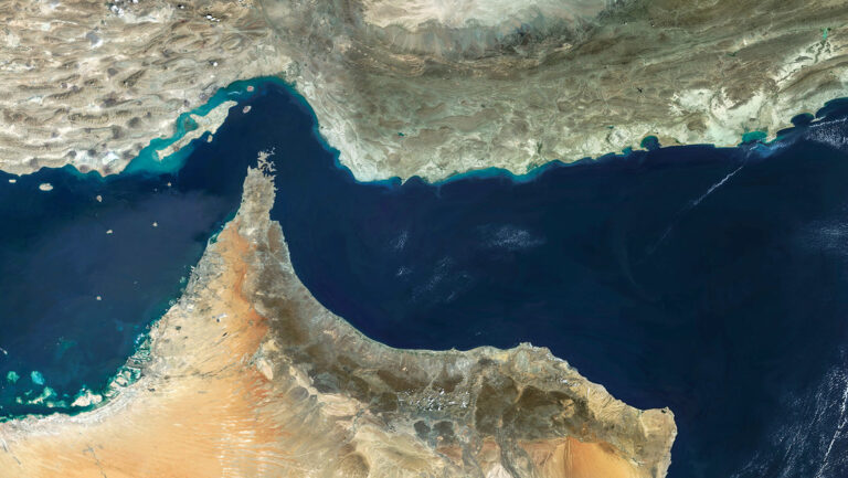 Irán niega cierre del estrecho de Ormuz