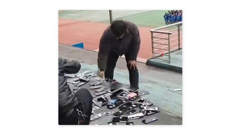Profesores en China destruye celulares confiscados para disuadir su uso en clases