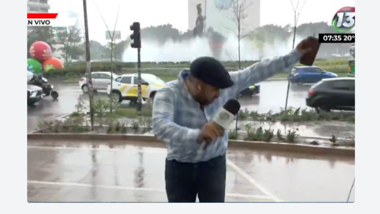 Quiso alertar sobre la lluvia y terminó protagonizando accidente en vivo