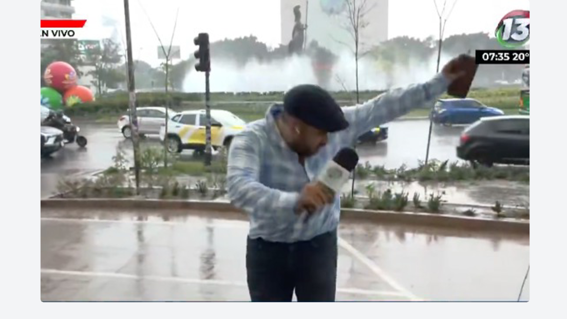 Quiso alertar sobre la lluvia y terminó protagonizando accidente en vivo