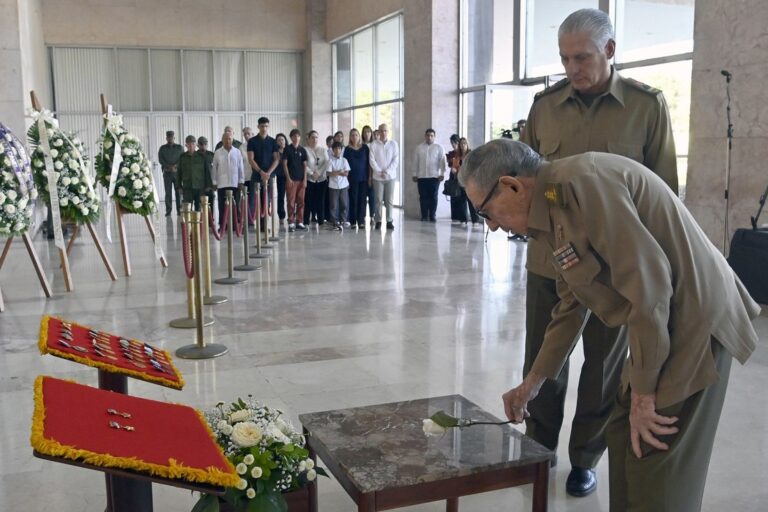 Raúl Castro rinde homenaje al comandante de la Revolución Ramiro Valdés Menéndez
