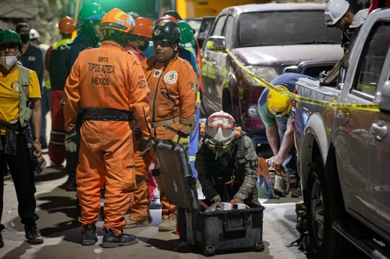 Rescatan con vida a joven tras 106 horas bajo escombros en La Guaira