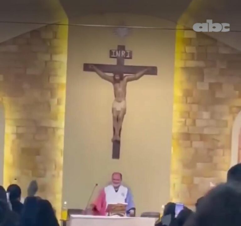 Sacerdote interrumpe misa para celebrar a Paraguay
