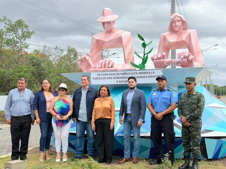 Inauguran monumento en homenaje a los trabajadores tabacaleros