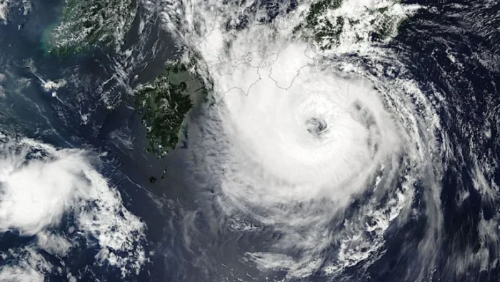 Tifón Jangmi obliga evacuaciones y cancela más de 400 vuelos en Japón