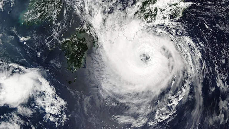Tifón Jangmi obliga evacuaciones y cancela más de 400 vuelos en Japón