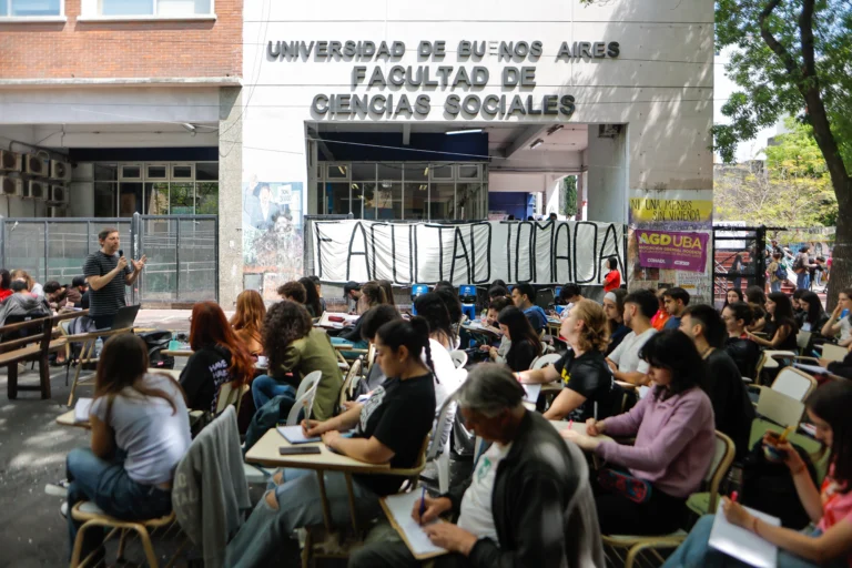 Universidades argentinas caen en ranking mundial por falta de financiamiento