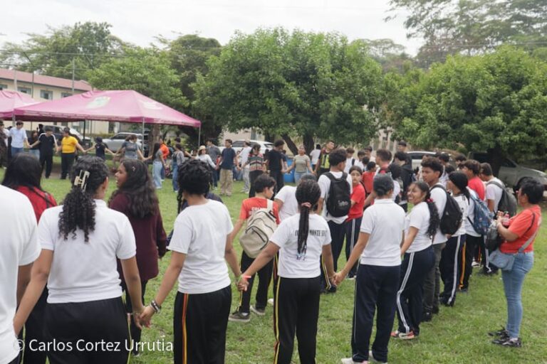 Jóvenes cristianos sostienen encuentro