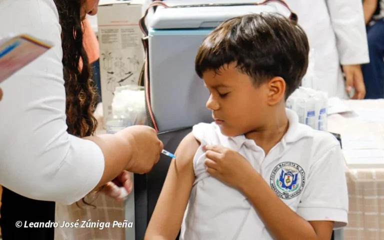 Niños del Colegio Bautista El Calvario se vacunan contra el VPH