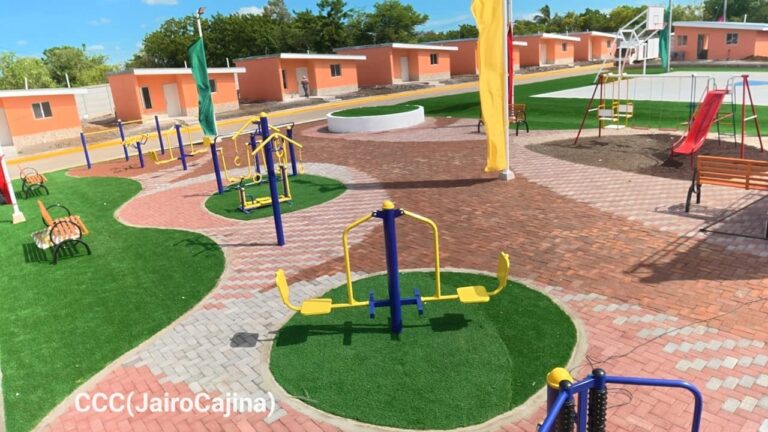 75 familias de Chinandega reciben sus nuevas viviendas