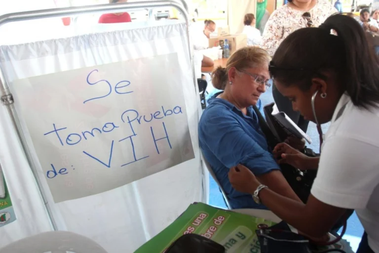 ONU alerta sobre riesgo global de repunte del VIH
