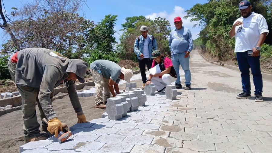 Avanza el adoquinado en dos comunidades de San Marcos