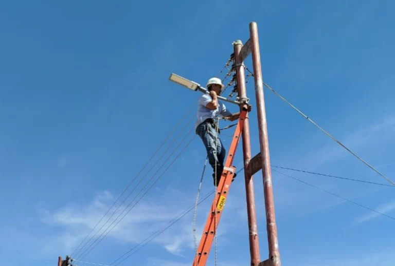 Avanza la recuperación de los servicios eléctricos y de telefonía en La Guaira tras los sismos