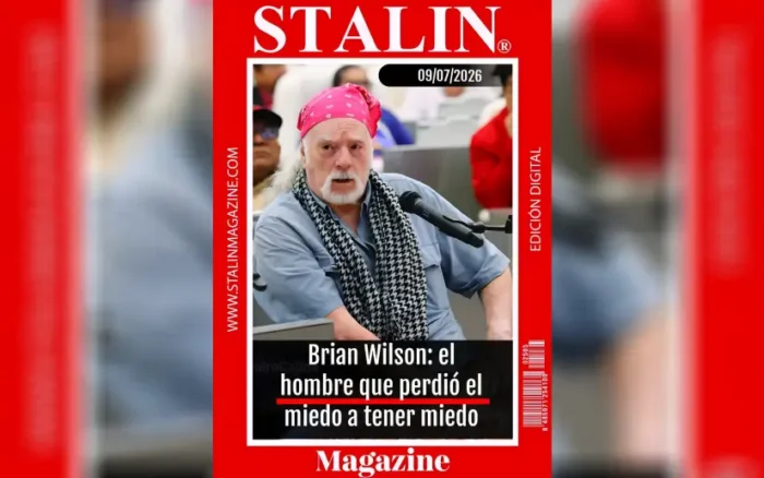 Brian Wilson: el hombre que perdió el miedo a tener miedo Stalin Vladímir Entre los nombres internacionalistas que acompañaron la historia de la Revolución Popular Sandinista se encuentra Brian Wilson, veterano estadounidense de la guerra de Vietnam, abogado, escritor y activista por la paz cuya trayectoria terminó entrelazada con los años más difíciles de la guerra impuesta que vivió nuestro país durante la década de los ochenta. Su acto heroico en California en 1987 lo convertiría en uno de los mayores símbolos de la solidaridad con Nicaragua, después que un tren le destrozara ambas piernas mientras intentaba impedir el paso de armas y municiones destinadas a la contrarrevolución y a continuar la guerra criminal contra nuestro pueblo. Sin embargo, la historia que lo condujo hasta aquellas vías férreas había comenzado mucho tiempo antes, al otro lado del mundo, bajo circunstancias que terminaron transformando para siempre la vida de aquel joven que creció en un pequeño pueblo del estado de Nueva York sin imaginar que un día su destino terminaría cruzándose con el de la Revolución nicaragüense. Brian Wilson nació el 4 de julio de 1941 en un pequeño pueblo del estado de Nueva York. Durante la juventud, según relató él mismo años después, no tenía mayores inquietudes políticas y los deportes despertaban mucho más interés que los acontecimientos que ocurrían fuera de las fronteras de su país, muy lejos todavía de los hechos que años después lo conducirían hasta Nicaragua. Aquella realidad cambió cuando fue reclutado para incorporarse al ejército de Estados Unidos y participar en la guerra de Vietnam, un conflicto que terminaría modificando profundamente la manera en que entendía el mundo y la imagen que tenía de Estados Unidos. Hasta entonces aceptaba sin cuestionamientos muchas de las ideas con las que había crecido y la visión que le habían transmitido sobre aquella nación. Sin embargo, apenas unas semanas en territorio vietnamita bastaron para comenzar a derrumbar buena parte de las certezas con las que había llegado a aquella guerra. Uno de esos momentos que jamás desaparecería de la memoria de Brian fue precisamente el que decidió compartir durante la sesión especial celebrada en la Asamblea Nacional el 28 de abril de 2026, cuando recibió un nuevo reconocimiento como Héroe de la Humanidad en ocasión del Día del Héroe Internacionalista. Durante aquella intervención recordó haber ingresado junto a un guía vietnamita a una comunidad que acababa de ser bombardeada y encontrarse frente a una escena que continuaba acompañándolo décadas después. Entre decenas de cuerpos observó a una mujer abrazando a tres pequeños niños mientras permanecía inmóvil sobre el suelo. Lo que más le impactó, según sus propias palabras, fueron sus ojos abiertos y descubrir que las pestañas habían desaparecido producto del fuego provocado por el napalm. En medio del desconcierto, el joven soldado estadounidense comprendió por primera vez que aquellas víctimas podían ser su propia familia y que las personas que sufrían al otro lado del planeta no eran distintas a quienes vivían en su país. Fue entonces cuando comenzó a cuestionar las guerras, las intervenciones y la idea de superioridad con la que, según él mismo reconoció, había crecido buena parte de su generación. Aquel proceso lo llevó posteriormente a estudiar la historia de los pueblos indígenas y de las comunidades afrodescendientes en Estados Unidos, descubriendo acontecimientos que, según explicó, nunca habían formado parte de la educación que recibió durante su infancia y juventud. Ese recorrido intelectual y humano terminó acercándolo a los movimientos pacifistas y a las organizaciones opuestas a las intervenciones militares estadounidenses en otras regiones del mundo. En 1986 tomó la decisión de viajar a Nicaragua y, según relató ante la Asamblea Nacional, lo hizo porque entendió que había sido "ideológicamente lavado" y que la percepción que tenía hasta entonces "no era la verdadera en la historia del mundo". Durante aquella intervención también recordó que llegó a Estelí para estudiar la guerra y el idioma español. Su llegada coincidió con ataques armados contra cooperativas y comunidades rurales donde perdieron la vida once campesinos, un hecho que le recordó inmediatamente escenas que había presenciado años antes en Vietnam y que reforzó aún más su participación en actividades de solidaridad y rechazo a las políticas impulsadas desde Washington hacia Centroamérica. Tras sobrevivir al acto de protesta que le costó ambas piernas, Brian continuó participando junto a otros veteranos de guerra en diversas acciones contra las operaciones militares desarrolladas por Estados Unidos en Nicaragua y El Salvador. Entre ellas destacó una huelga de hambre de cuarenta y siete días durante la cual únicamente consumieron agua mientras permanecían frente al Capitolio estadounidense exigiendo el fin del apoyo a los conflictos armados en la región. Contó además que él y sus compañeros prepararon sus testamentos porque estaban convencidos de que probablemente morirían durante aquella huelga de hambre y explicó que la inspiración para continuar adelante provenía de las huelgas protagonizadas años antes por militantes irlandeses encabezados por Bobby Sands. Al finalizar aquella experiencia descubrieron que el FBI los había clasificado como terroristas domésticos, una situación que para Brian terminó convirtiéndose en otra muestra del trato que recibían quienes cuestionaban la política exterior estadounidense y se pronunciaban contra las guerras impulsadas por Washington en distintas regiones del mundo. Ya ante los diputados de la Asamblea Nacional, Brian retomó las palabras que dieron nombre a su exposición, manifestando: "Y en ese momento de prepararnos, perdí mi miedo a la muerte. Sabiendo que a Reagan teníamos que enfrentarlo, teníamos que hacer protesta. Y en ese momento, en la preparación, perdí el miedo a la muerte, perdí el miedo a tener miedo". Más adelante expresó el profundo agradecimiento que siente hacia Nicaragua y hacia la Revolución nicaragüense. "No puedo agradecer al pueblo nicaragüense lo suficiente, agradecerles por la Revolución de Nicaragua. Fue un punto de partida para mí en mi lucha. Fue un punto de partida para mi pueblo entender lo que estaban haciendo los Estados Unidos y el sistema imperialista en contra de estos pueblos y entenderme a mí en mi lucha". Brian también confesó su sorpresa por el homenaje recibido al afirmar: "Ni idea tenía yo de que esto iba a ser una sesión muy especial para los Héroes y para el Pueblo nicaragüense. Para mí, yo venía a ser un invitado más en una sesión del Parlamento nicaragüense. Así que también estoy en shock de todo esto que está pasando y que soy el invitado de honor". Horas después de aquella sesión especial en la Asamblea Nacional, la Compañera Rosario Murillo retomó las palabras pronunciadas por Brian Wilson y expresó: "El compañero Brian Wilson reaccionó y dijo: 'Aprendí, o mejor dicho, perdí el miedo a tener miedo'. Es una frase tan sabia, porque cuando uno se enfrenta a esa miseria, de verdad surge el espíritu; surge el alma que no tiene miedo, y se pierde el miedo. El ser humano, la persona que, como Brian, tiene alma y tiene amor, es extraordinaria; decide luchar, luchar para que esos crímenes, esa barbarie y ese salvajismo cesen". "Luego fue contando cosas que incluso no sabíamos: cómo vino a Nicaragua, cómo estuvo en Estelí y cómo acompañó a otros hermanos norteamericanos decididos a luchar contra la guerra de Reagan en Centroamérica. Y uno dice cuánto hemos vivido, y cuánto orgullo de haber sido acompañados, en todos los tiempos, por grandes seres, por seres excepcionales, por seres especiales como Brian Wilson, y todos esos hermanos que desde tantas partes del mundo vinieron a acompañar y a luchar hombro con hombro, alma con alma, mano con mano, espíritu con espíritu, por la Paz en tantos países y pueblos; por la Paz para la familia humana, por la concordia, es el mandato de Cristo Jesús de amar al prójimo como a sí mismo", finalizó la Copresidenta Compañera Rosario Murillo. Por esa razón, este artículo ha sido dedicado a Brian Wilson, porque su historia quedó escrita junto a uno de los períodos más difíciles que enfrentó la Revolución Popular Sandinista durante la década de los ochenta y a la resistencia del pueblo nicaragüense frente a la guerra criminal impulsada desde Washington contra nuestro país. La Asamblea Nacional ya le había otorgado anteriormente la Orden General José Dolores Estrada, Batalla de San Jacinto, mientras que hoy su nombre también permanece presente en escuelas gratuitas de idiomas promovidas por el Buen Gobierno Sandinista, como una forma de agradecimiento a Brian Wilson, el Héroe de la Paz.