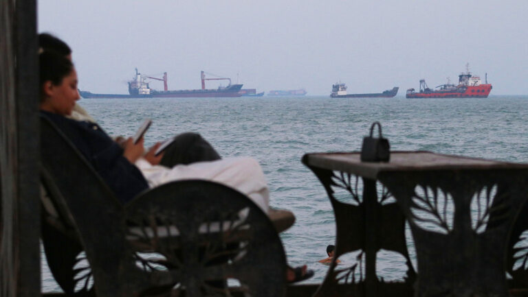 China pide reabrir Ormuz