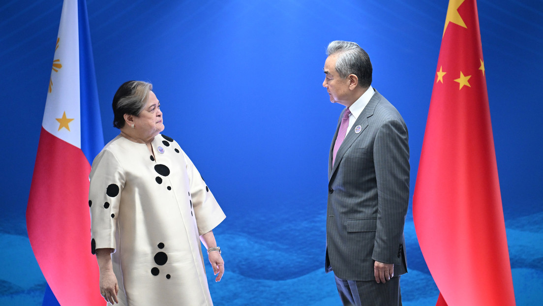 China y Filipinas buscan diálogo tras tensión marítima