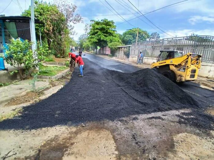 Construyen 8 calles asfaltadas en el barrio Carlos Núñez