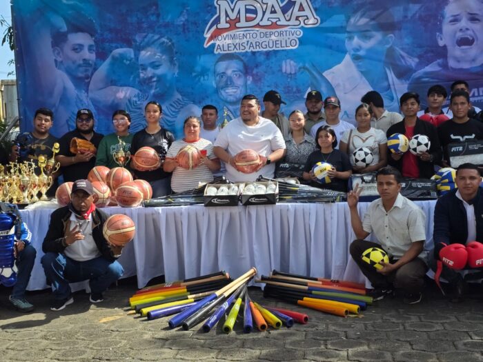 Entregan material Deportivo a los Consejos Departamentales