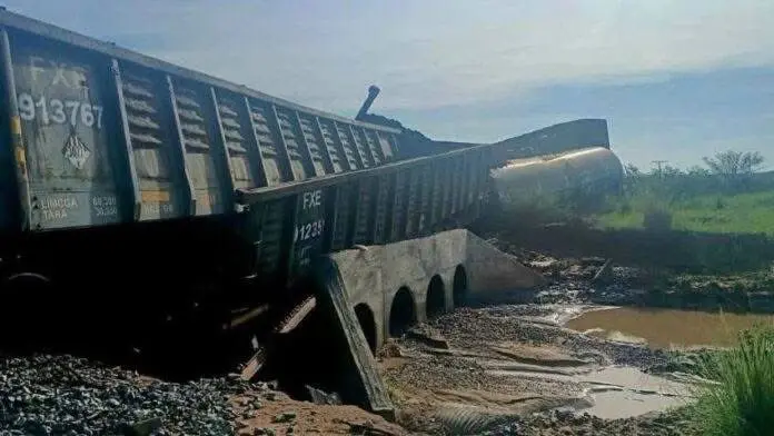 Descarrilamiento de tren en Sonora provoca derrame de 60 mil litros de químico