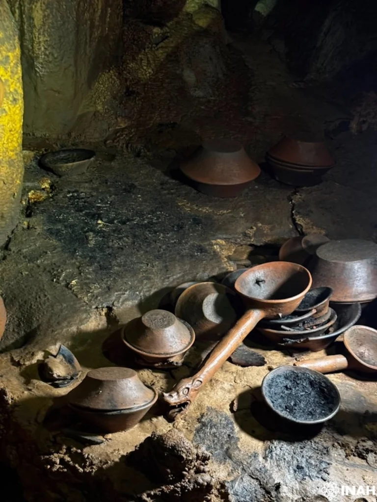 Descubren cueva con 179 piezas prehispánicas en Chiapas