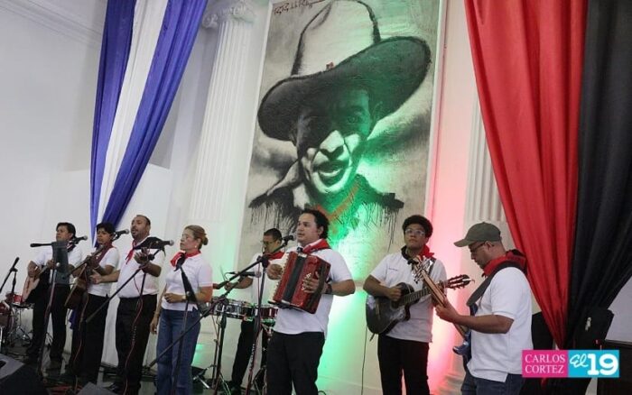 Desfile y cantos de la juventud por el 47/19