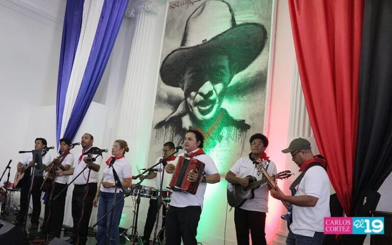 Desfile y cantos de la juventud por el 47/19