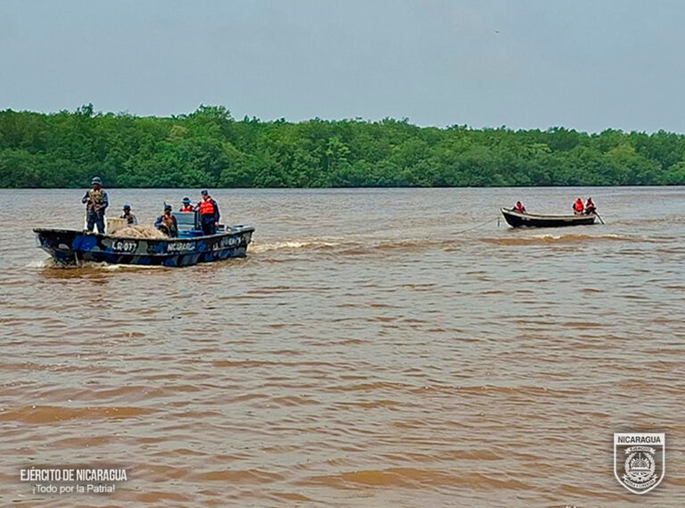 Ejército rescata a tres tripulantes tras naufragio en Bluefields