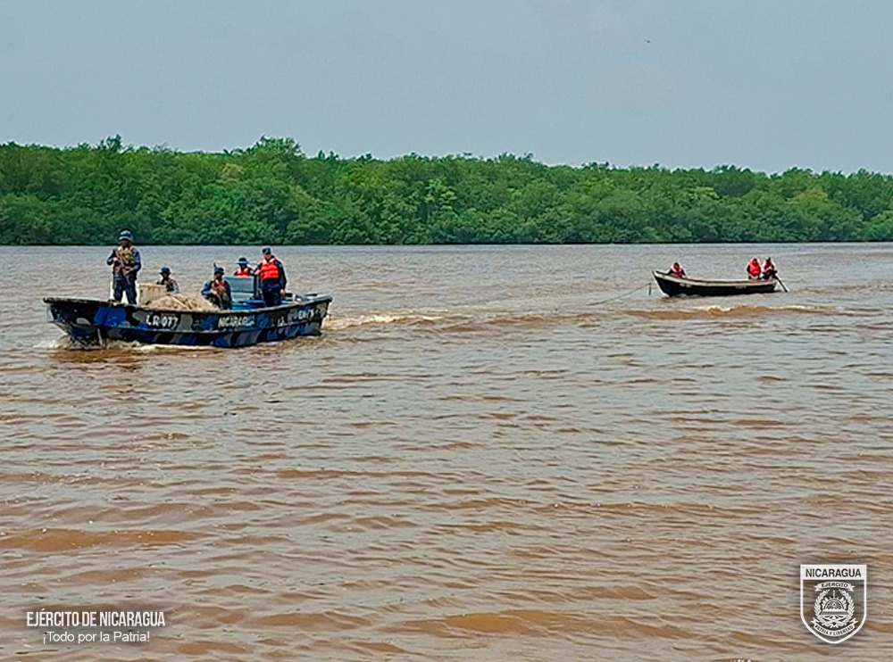 Ejército rescata a tres tripulantes tras naufragio en Bluefields