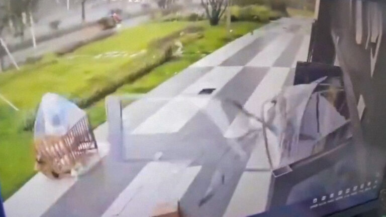 El viento arrastra una cuna con todo y niña en China