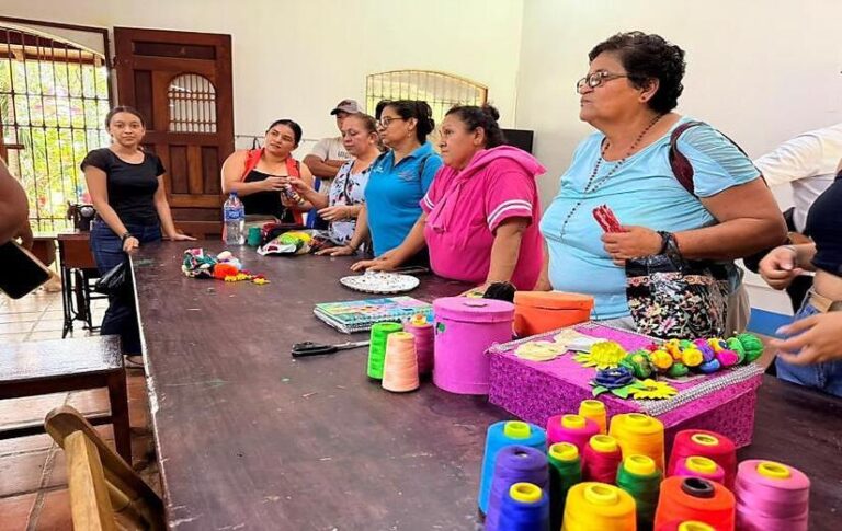Emprendedores fortalecen capacidades para crear juguetes tradicionales