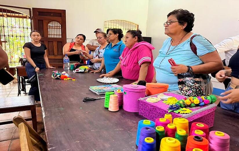 Emprendedores fortalecen capacidades para crear juguetes tradicionales