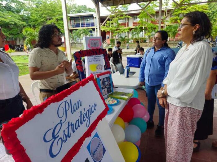 Estudiantes participan en Expoferia de innovación y marketing