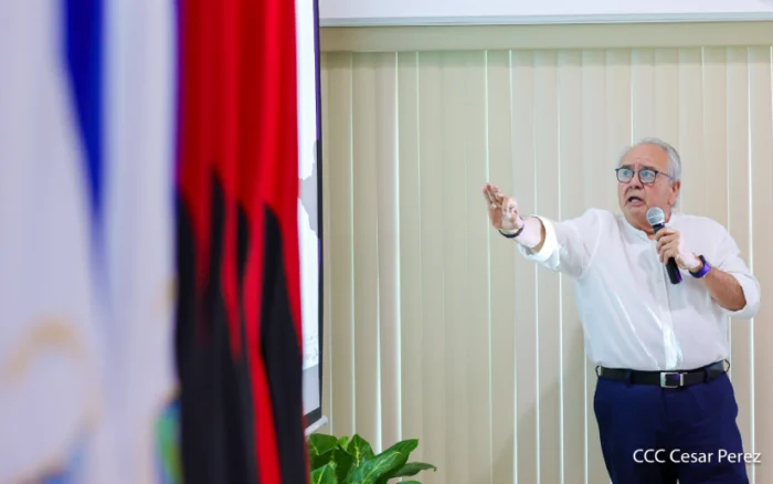 Exposición del Doctor Gustavo Porras ante las Fuerzas Policiales, durante el Proceso de Consulta a la Reforma a la Constitución Política