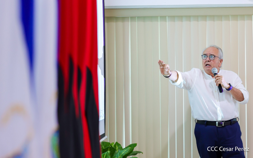 Exposición del Doctor Gustavo Porras ante las Fuerzas Policiales, durante el Proceso de Consulta a la Reforma a la Constitución Política