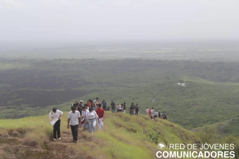 Jóvenes promueven turismo ambiental en Volcán Masaya