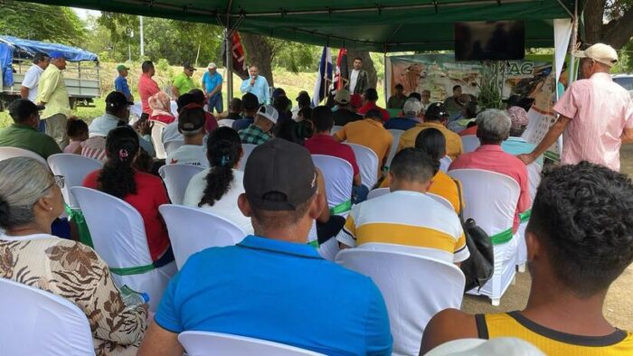 Nuestro Buen Gobierno, a través del Ministerio Agropecuario (MAG), desarrolla un encuentro con productores ganaderos de la comunidad San Ignacio, municipio de Tola, Rivas, para promover tecnologías que mejoren la alimentación y la sanidad del ganado bovino. Durante la jornada se presentaron variedades de pastos con alta capacidad de rebrote, mayor producción de forraje y adaptación a condiciones de sequía, contribuyendo a garantizar una mejor disponibilidad de alimento para el ganado en las zonas del corredor seco. Asimismo, los productores conocen técnicas para la elaboración de extractos botánicos a base de neem y azufre, una alternativa práctica y amigable con el ambiente para el control de parásitos externos, favoreciendo un manejo sanitario más eficiente y sostenible del hato bovino.