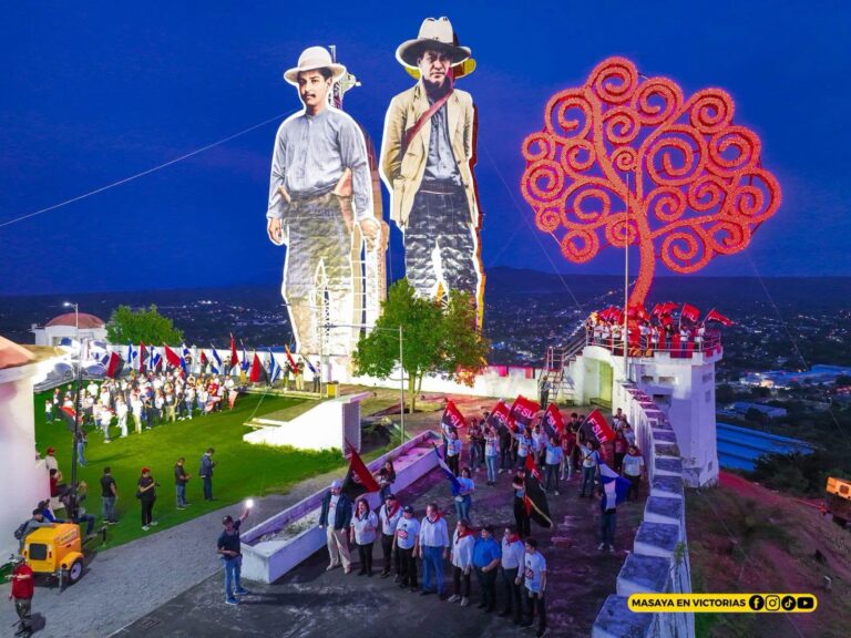 Siluetas de Sandino y Zeledón iluminan Masaya