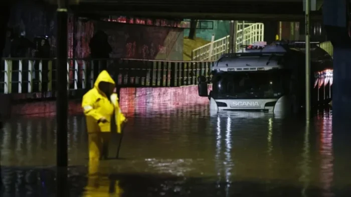 Las pérdidas económicas provocadas por el fuerte temporal que azotó Chile la semana pasada rondan los 400 millones de dólares, según las primeras estimaciones, mientras las autoridades continúan evaluando el impacto total de la emergencia.