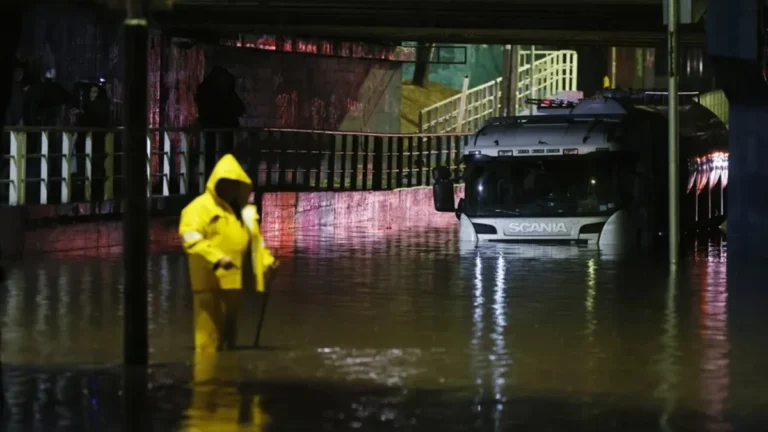 Las pérdidas económicas provocadas por el fuerte temporal que azotó Chile la semana pasada rondan los 400 millones de dólares, según las primeras estimaciones, mientras las autoridades continúan evaluando el impacto total de la emergencia.