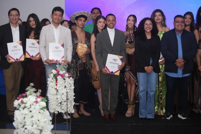Entregan reconocimiento a más de 200 jóvenes destacados
