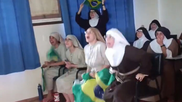 Monjas brasileñas celebran con euforia la remontada de Brasil en el Mundial