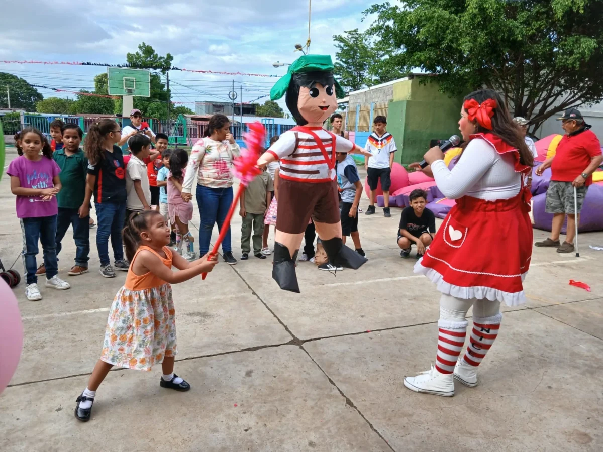 Niños celebran el Día de la Alegría en Nueva Libia