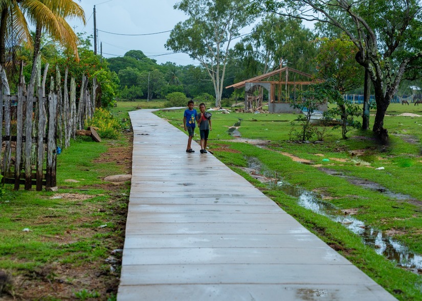 Nuevos andenes conectan dos comunidades en Sandy Bay Tawira