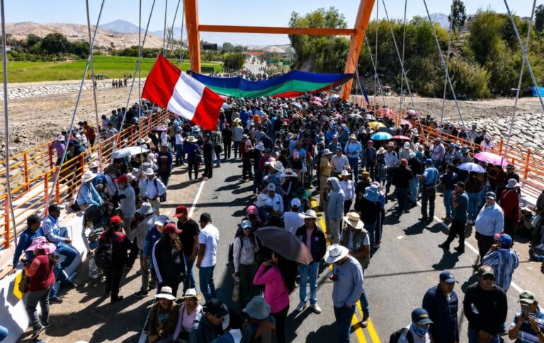 Perú frena ley tras masivas protestas en Moquegua